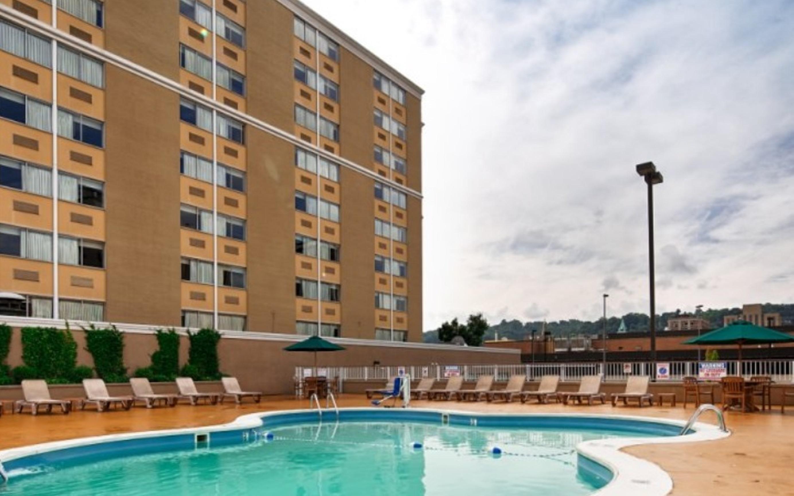 Quality Inn & Suites Charleston - Civic Center Экстерьер фото