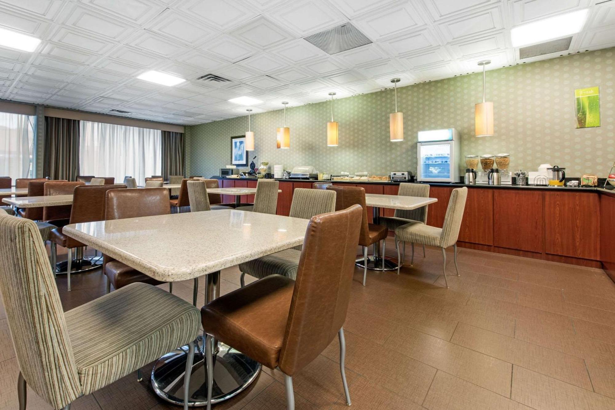 Quality Inn & Suites Charleston - Civic Center Экстерьер фото