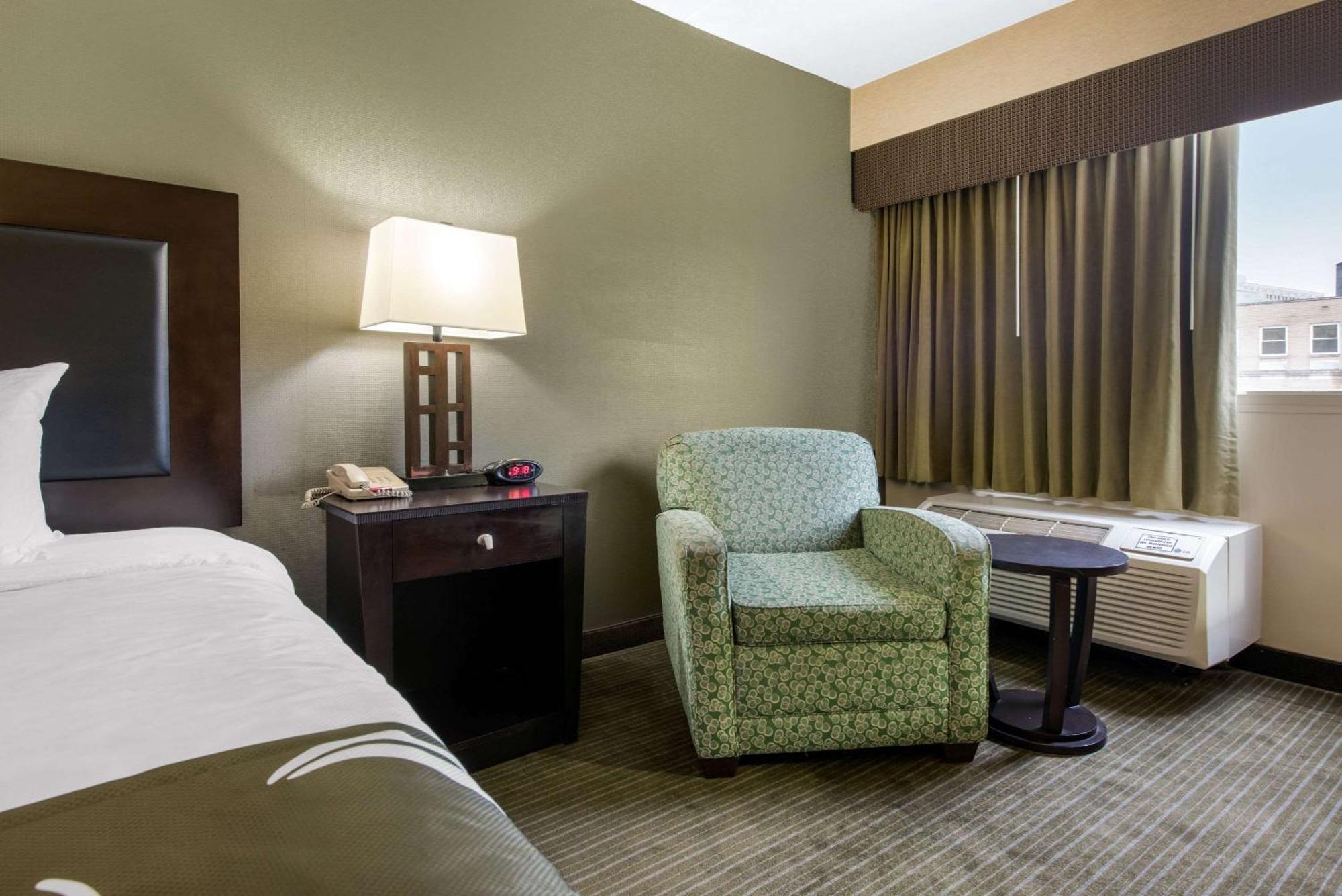 Quality Inn & Suites Charleston - Civic Center Экстерьер фото
