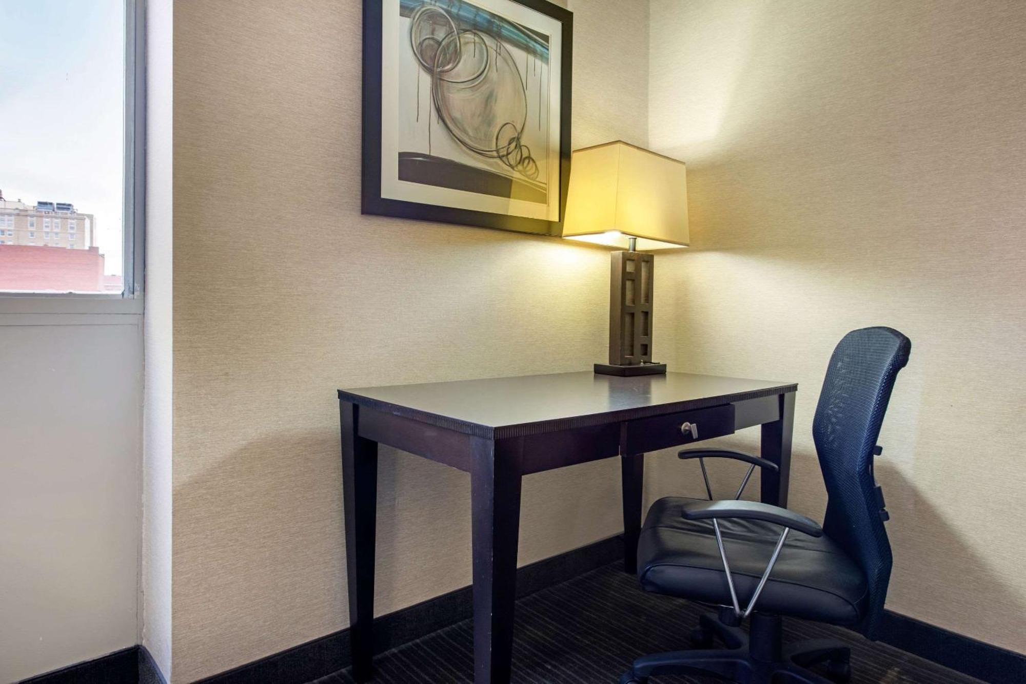 Quality Inn & Suites Charleston - Civic Center Экстерьер фото