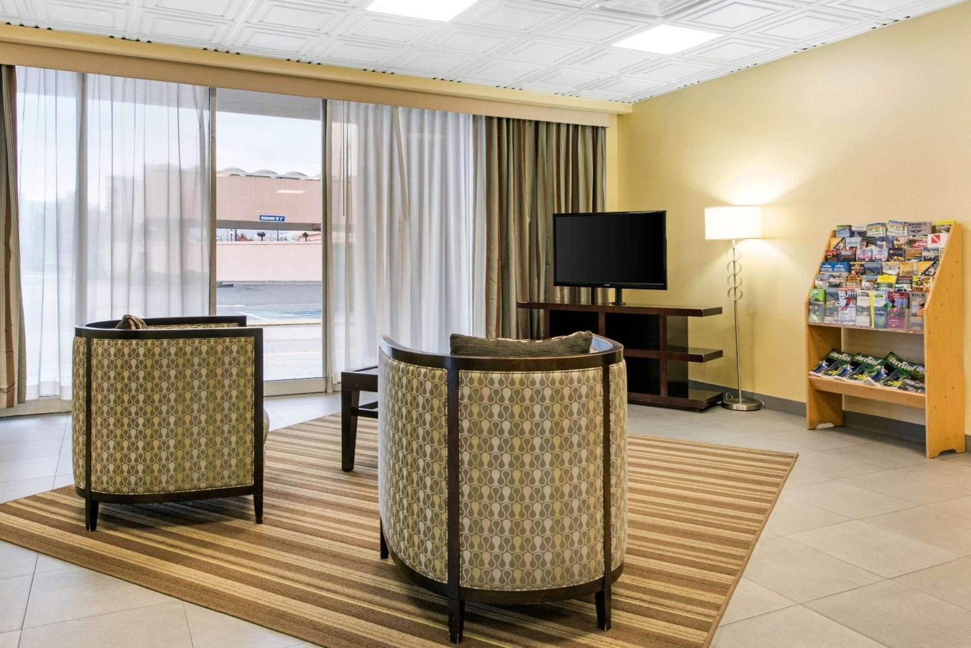 Quality Inn & Suites Charleston - Civic Center Экстерьер фото