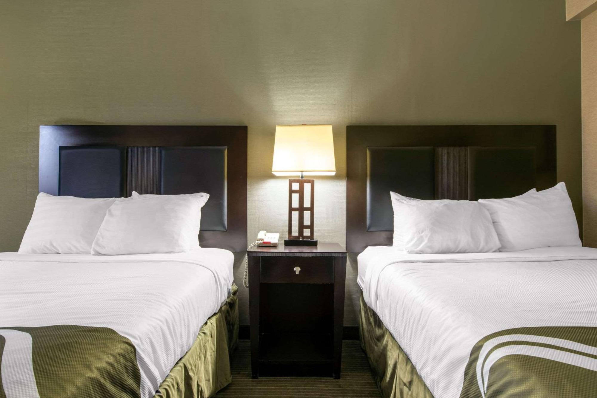 Quality Inn & Suites Charleston - Civic Center Экстерьер фото