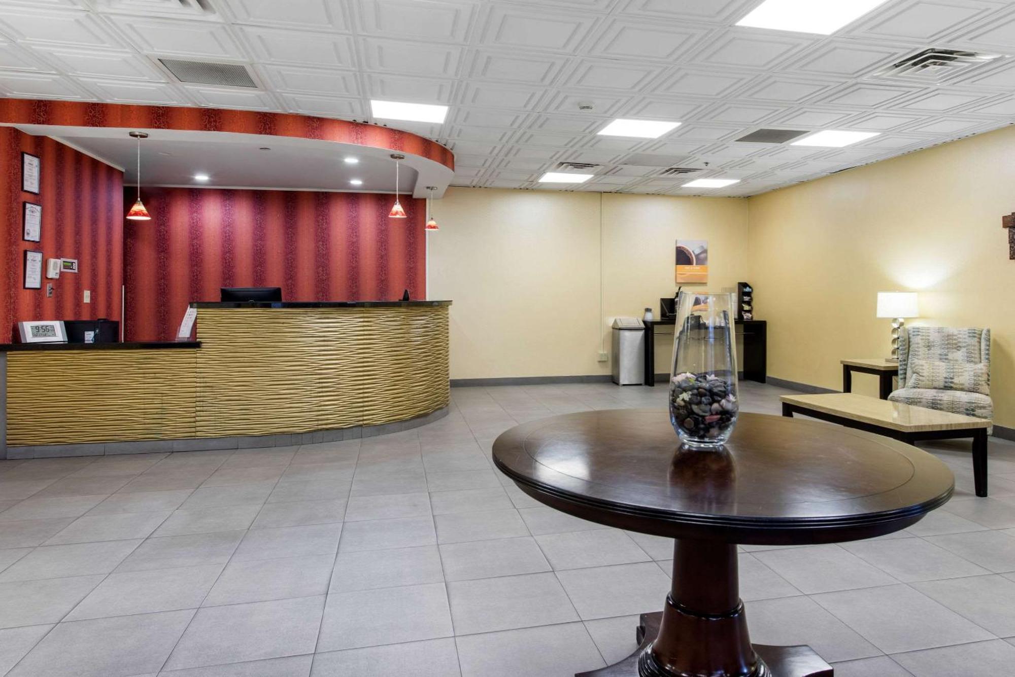 Quality Inn & Suites Charleston - Civic Center Экстерьер фото