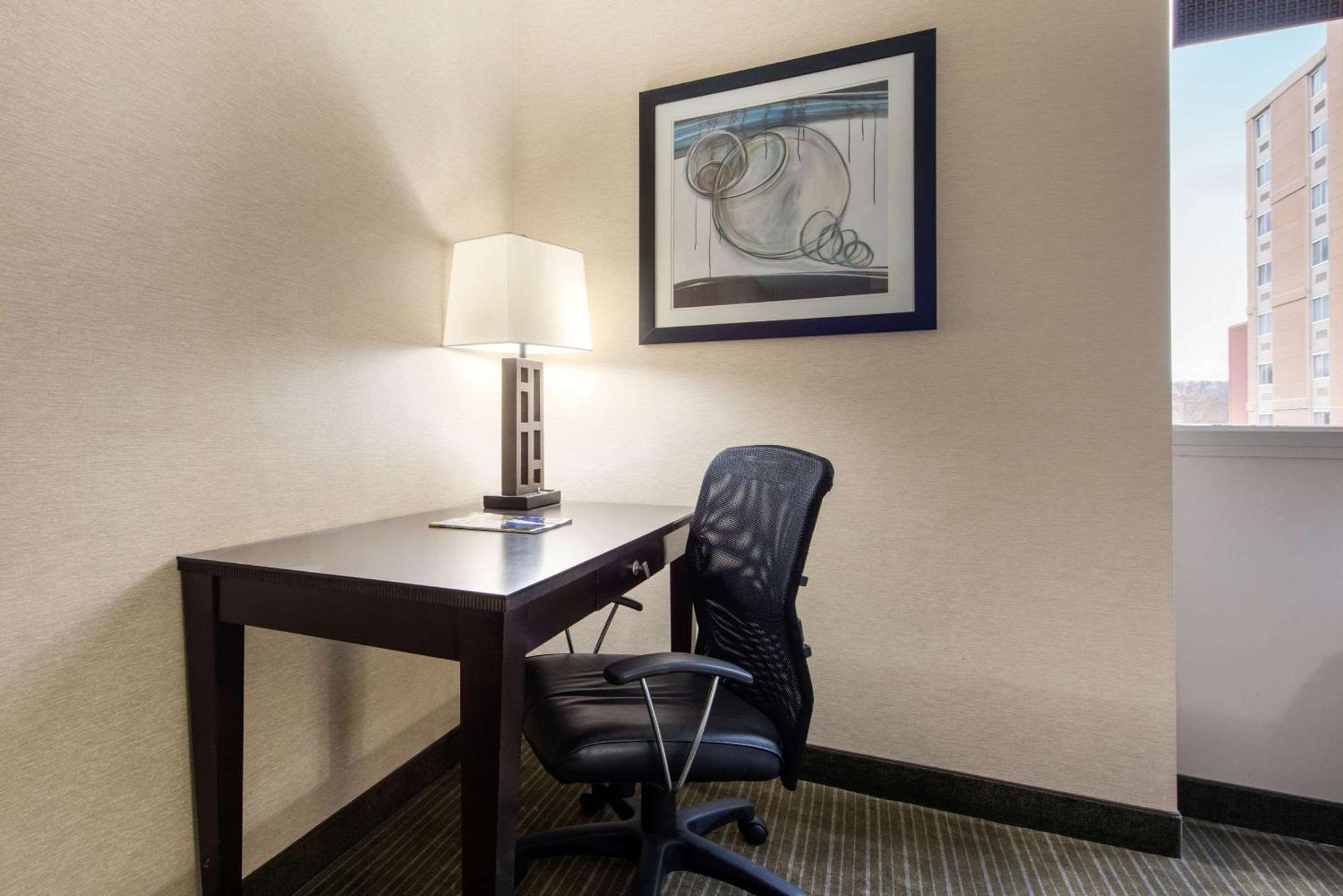 Quality Inn & Suites Charleston - Civic Center Экстерьер фото