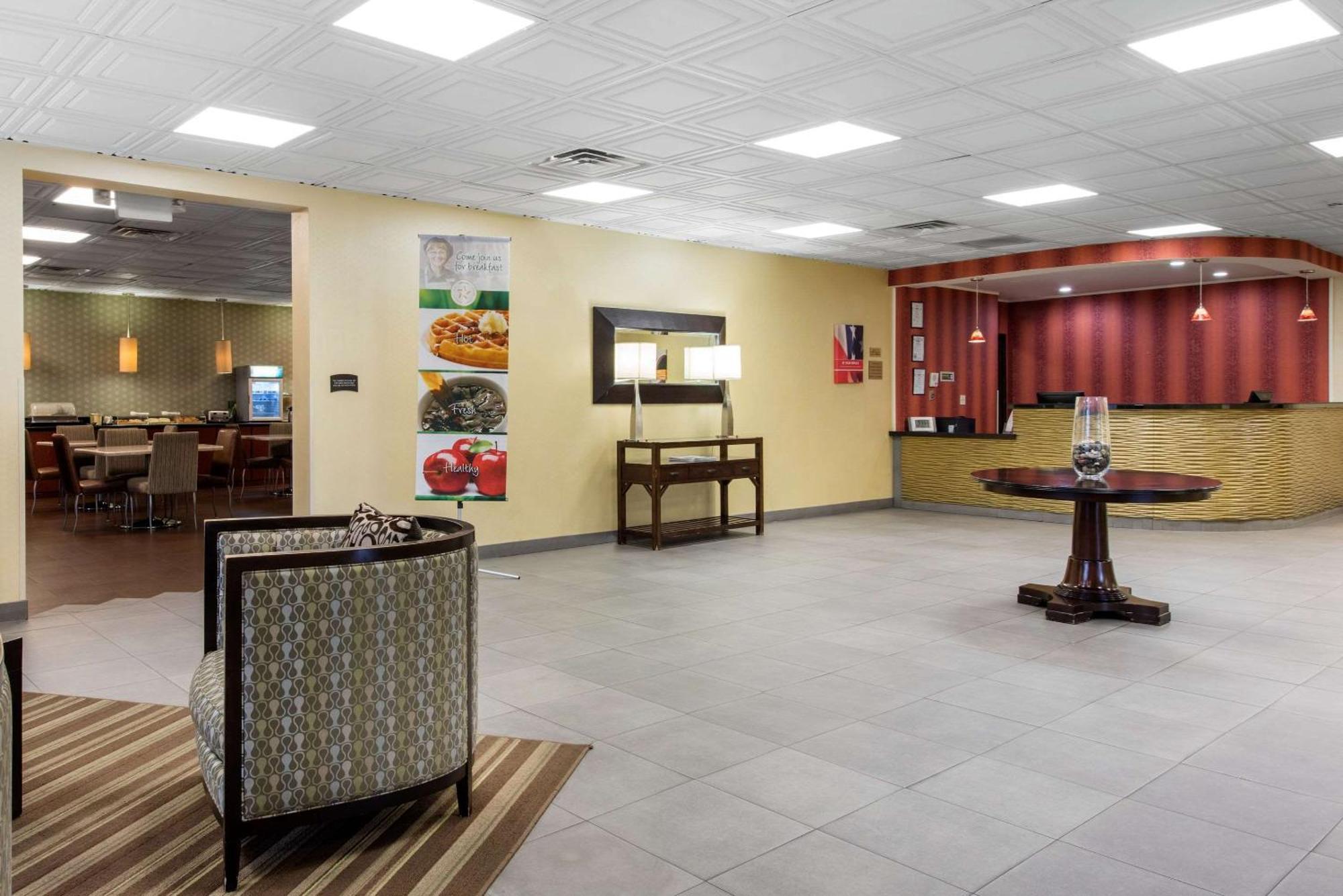 Quality Inn & Suites Charleston - Civic Center Экстерьер фото