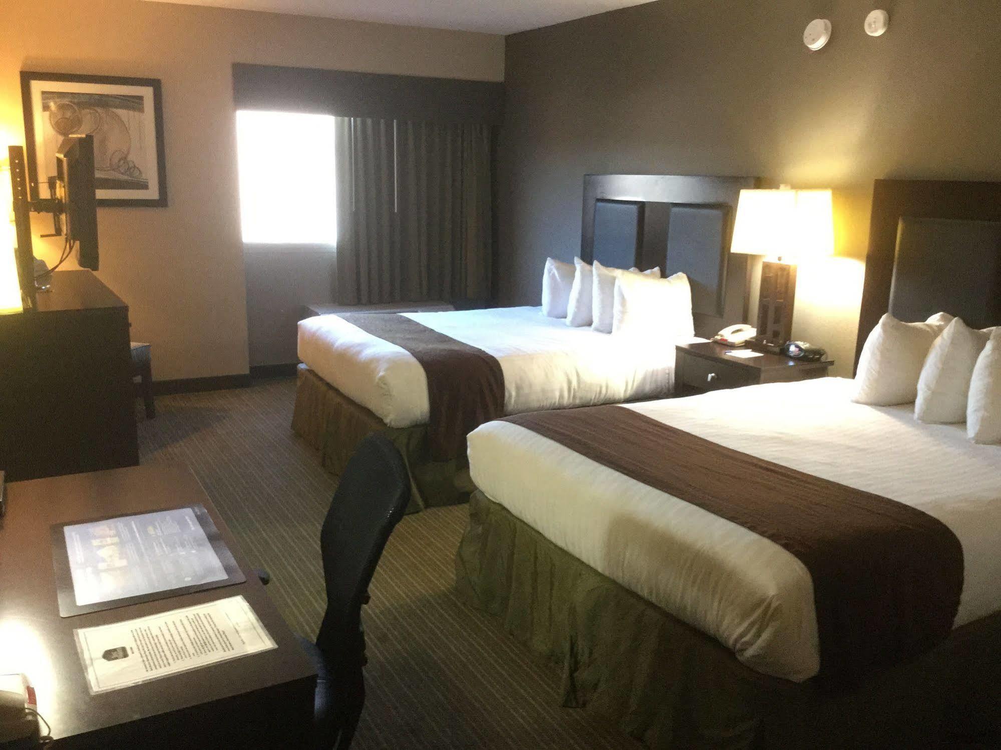 Quality Inn & Suites Charleston - Civic Center Экстерьер фото