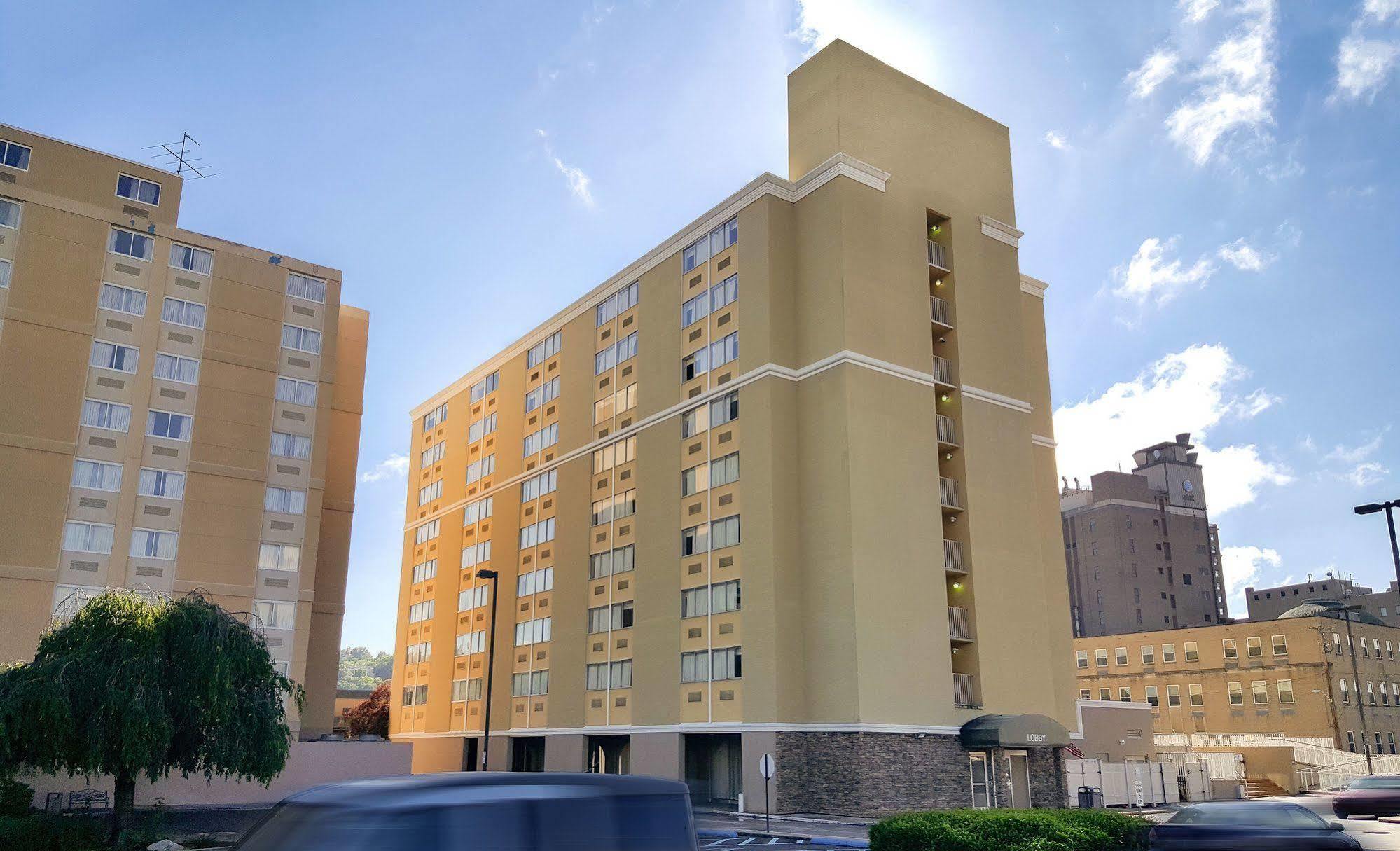 Quality Inn & Suites Charleston - Civic Center Экстерьер фото